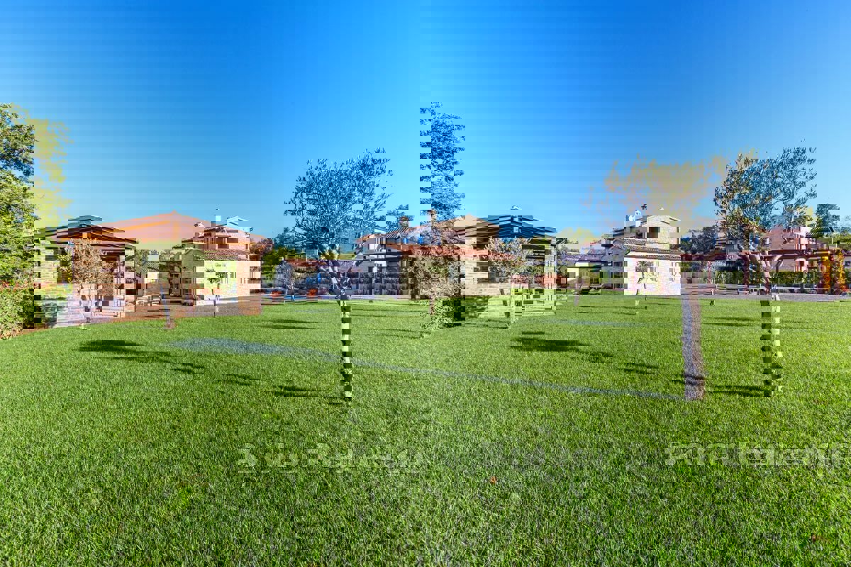 Villa in pietra autoctona con piscina