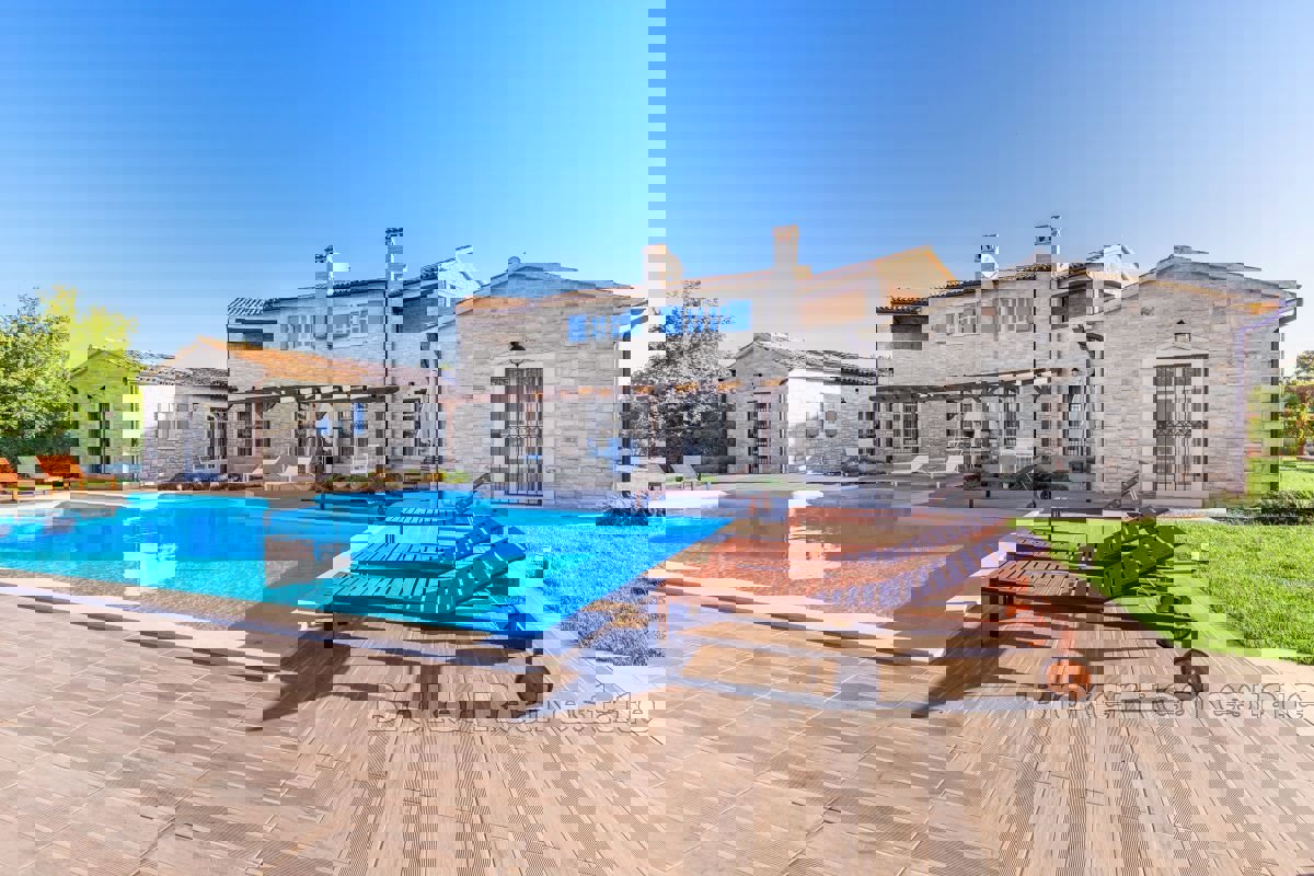 Villa in pietra autoctona con piscina