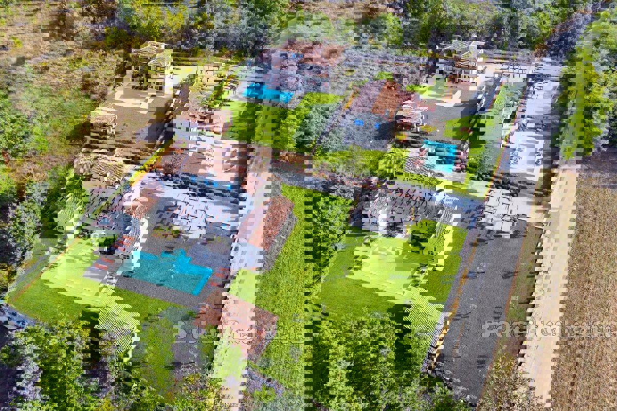 Villa in pietra autoctona con piscina