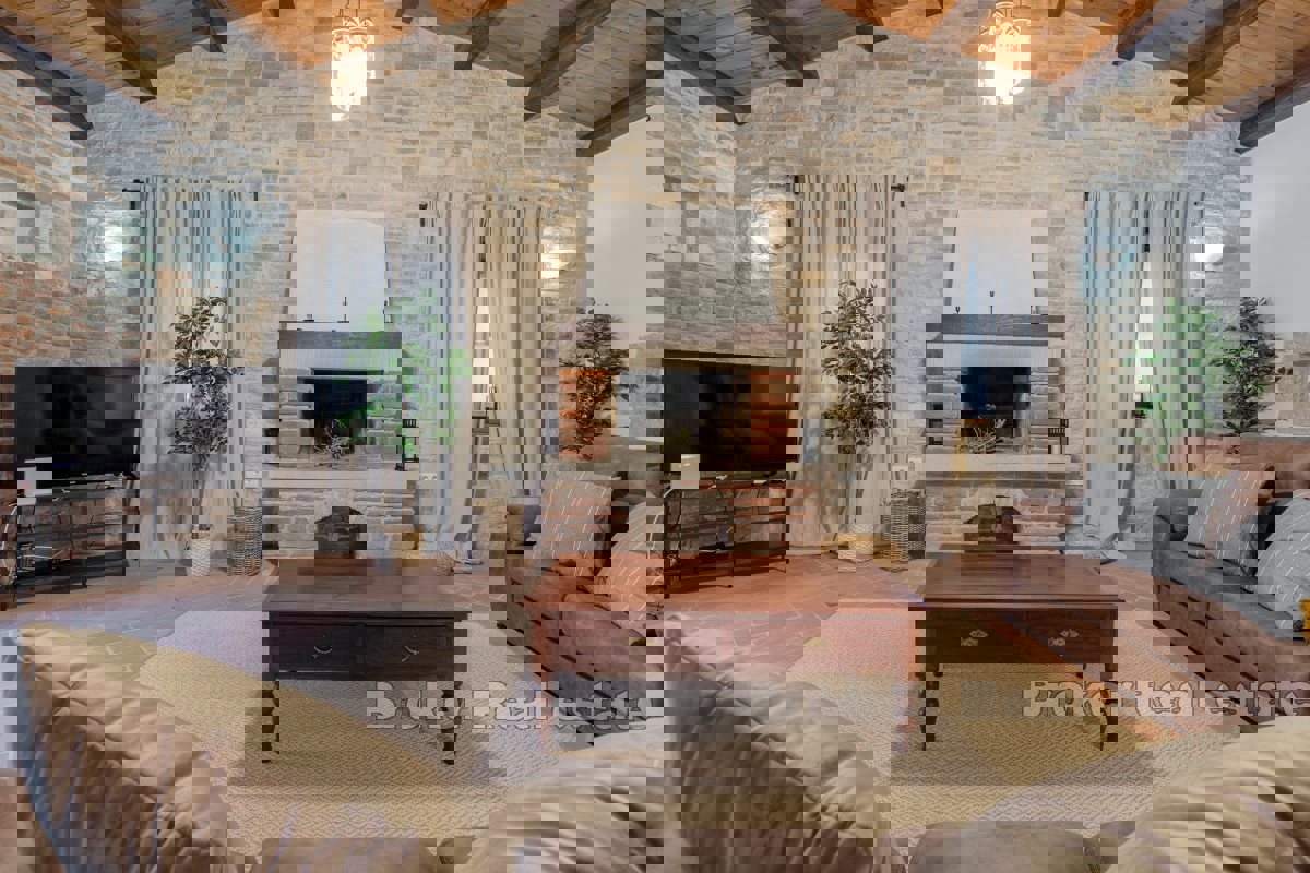 Casa in pietra autoctona con piscina