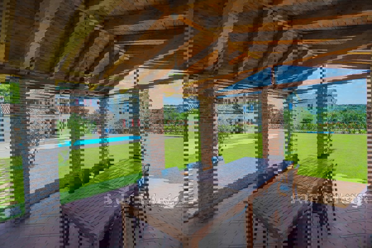 Casa in pietra autoctona con piscina