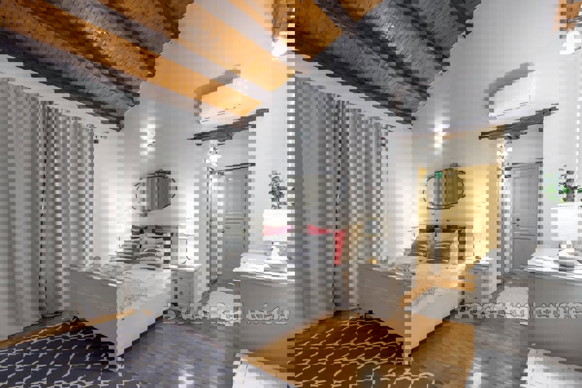 Casa in pietra autoctona con piscina