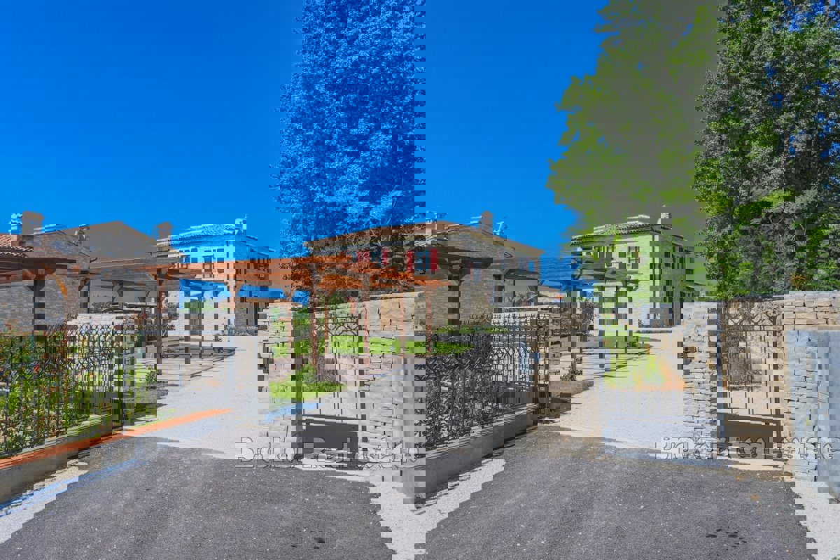 Casa in pietra autoctona con piscina