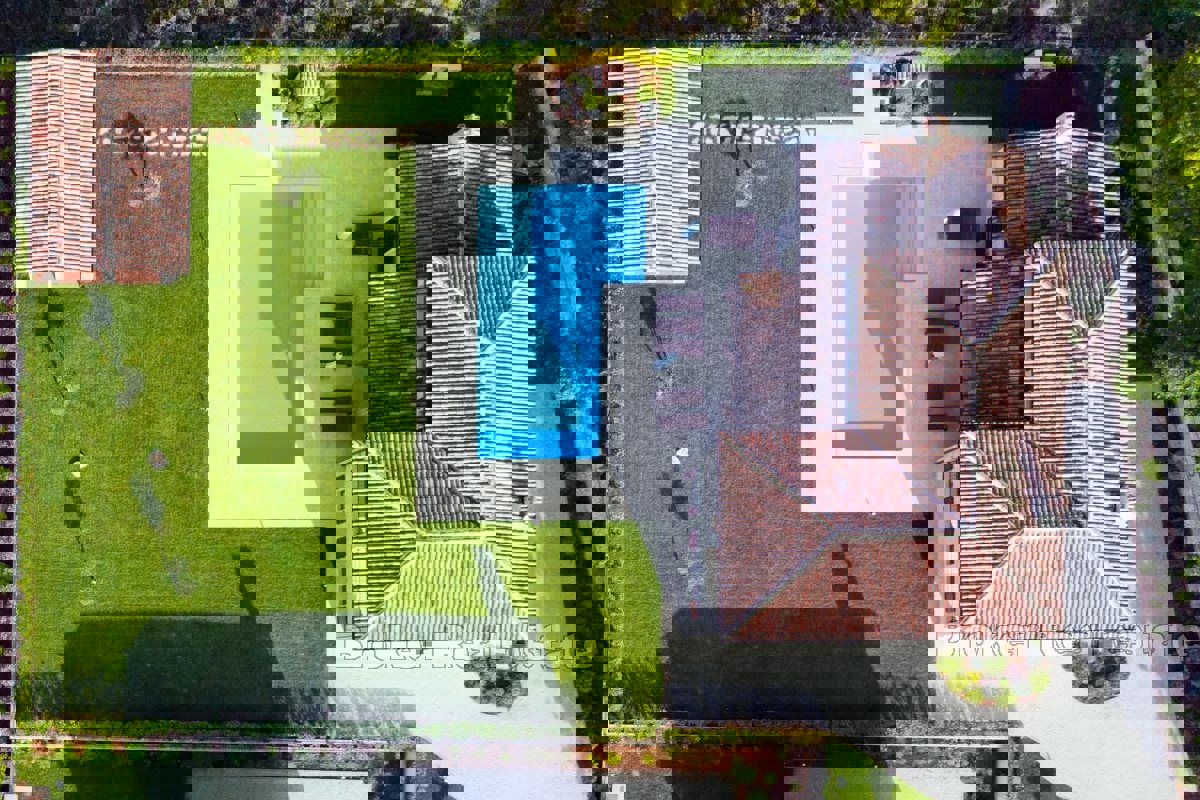 Casa in pietra autoctona con piscina