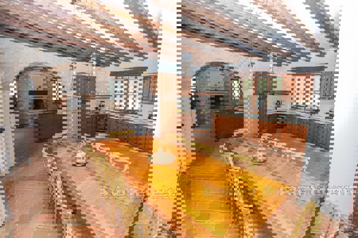 Casa in pietra autoctona con piscina