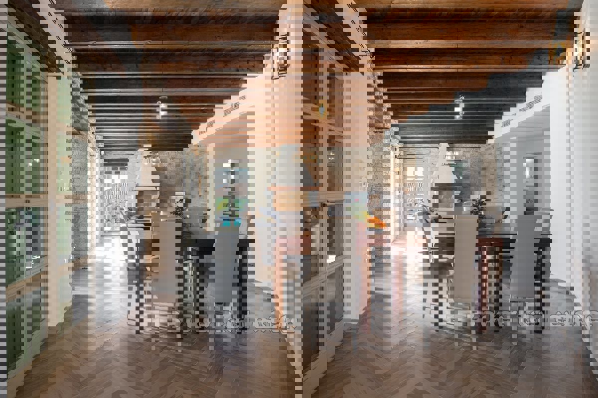 Incantevole casa in pietra con piscina