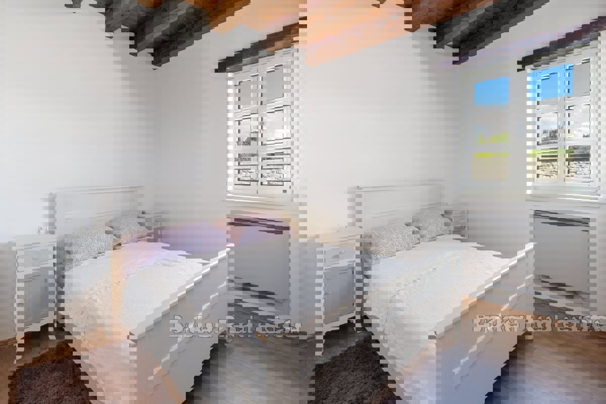 Incantevole casa in pietra con piscina