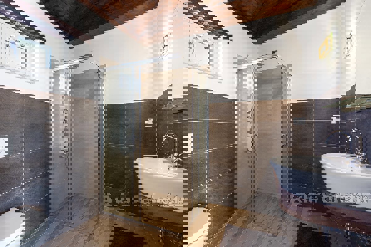 Incantevole casa in pietra con piscina