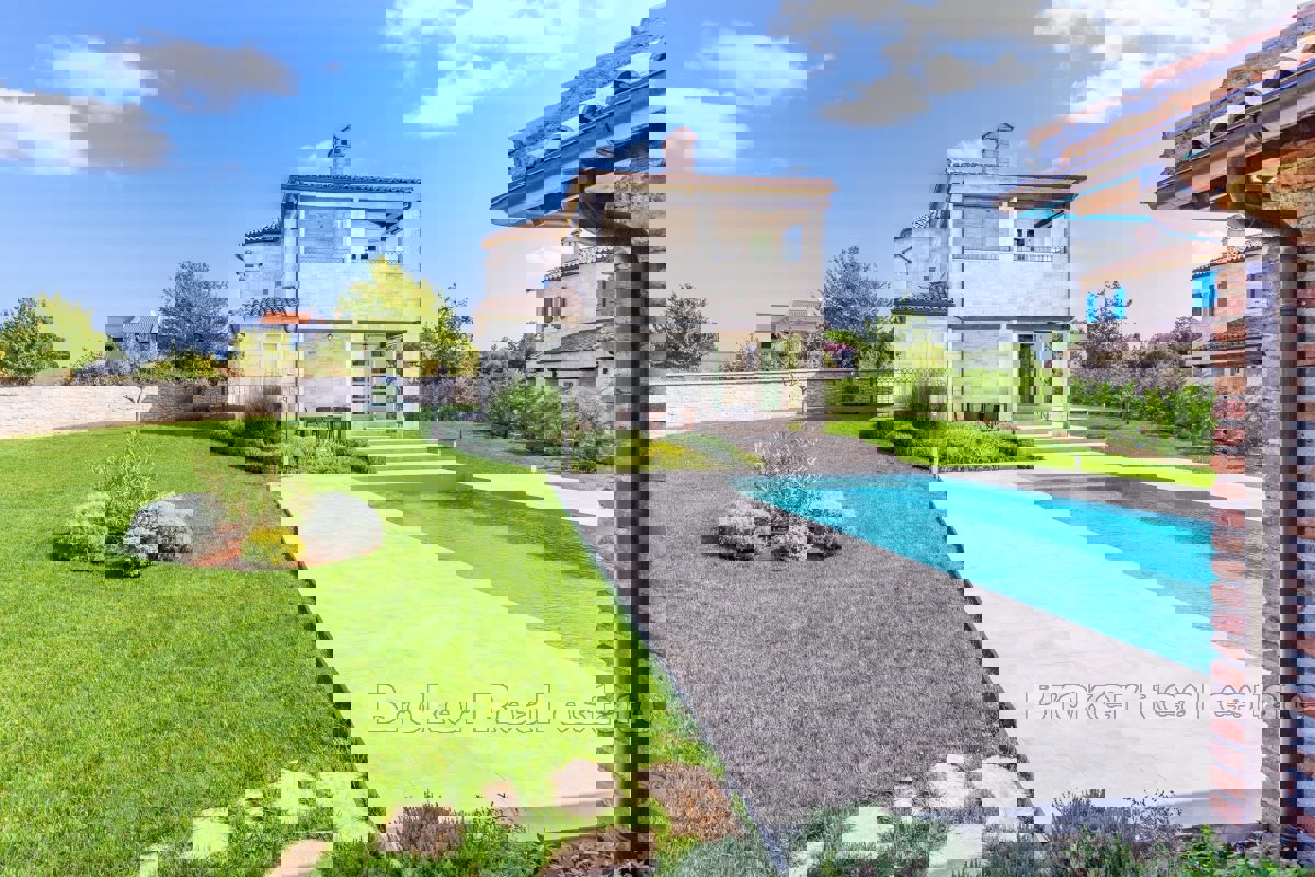 Incantevole casa in pietra con piscina