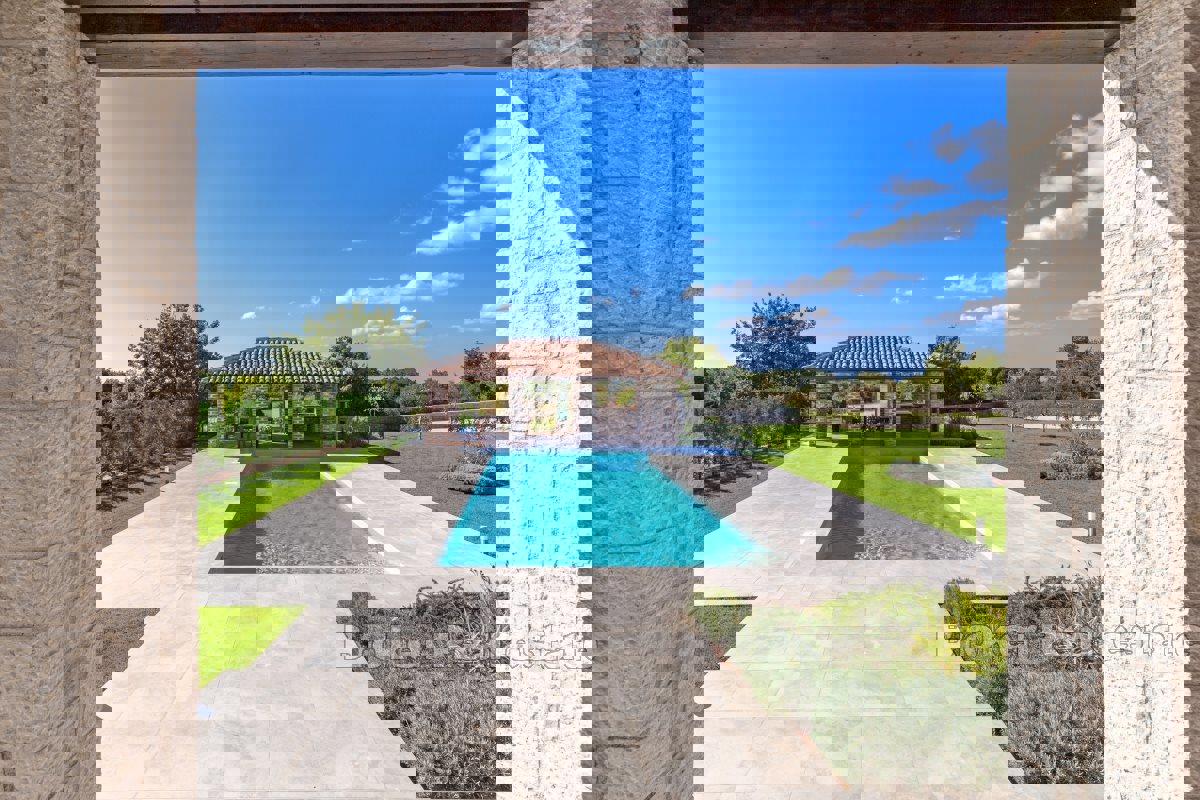 Incantevole casa in pietra con piscina