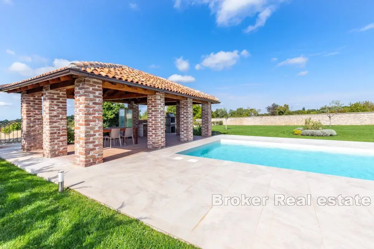 Incantevole casa in pietra con piscina