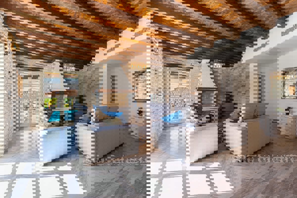 Incantevole casa in pietra con piscina