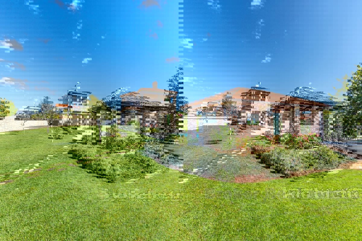 Incantevole casa in pietra con piscina