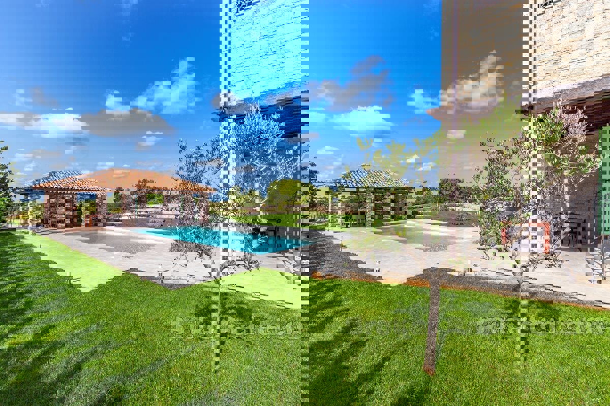 Incantevole casa in pietra con piscina