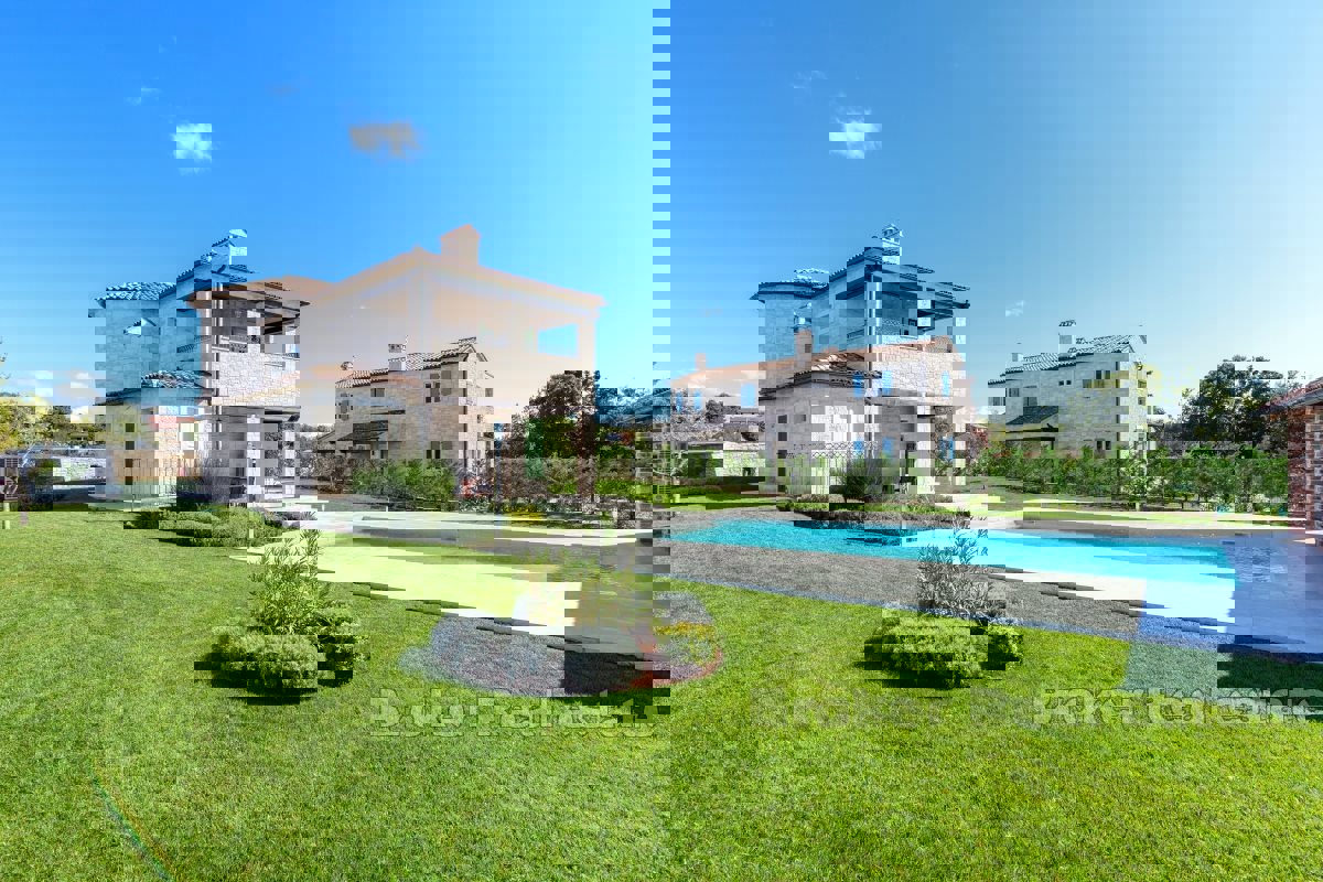 Incantevole casa in pietra con piscina