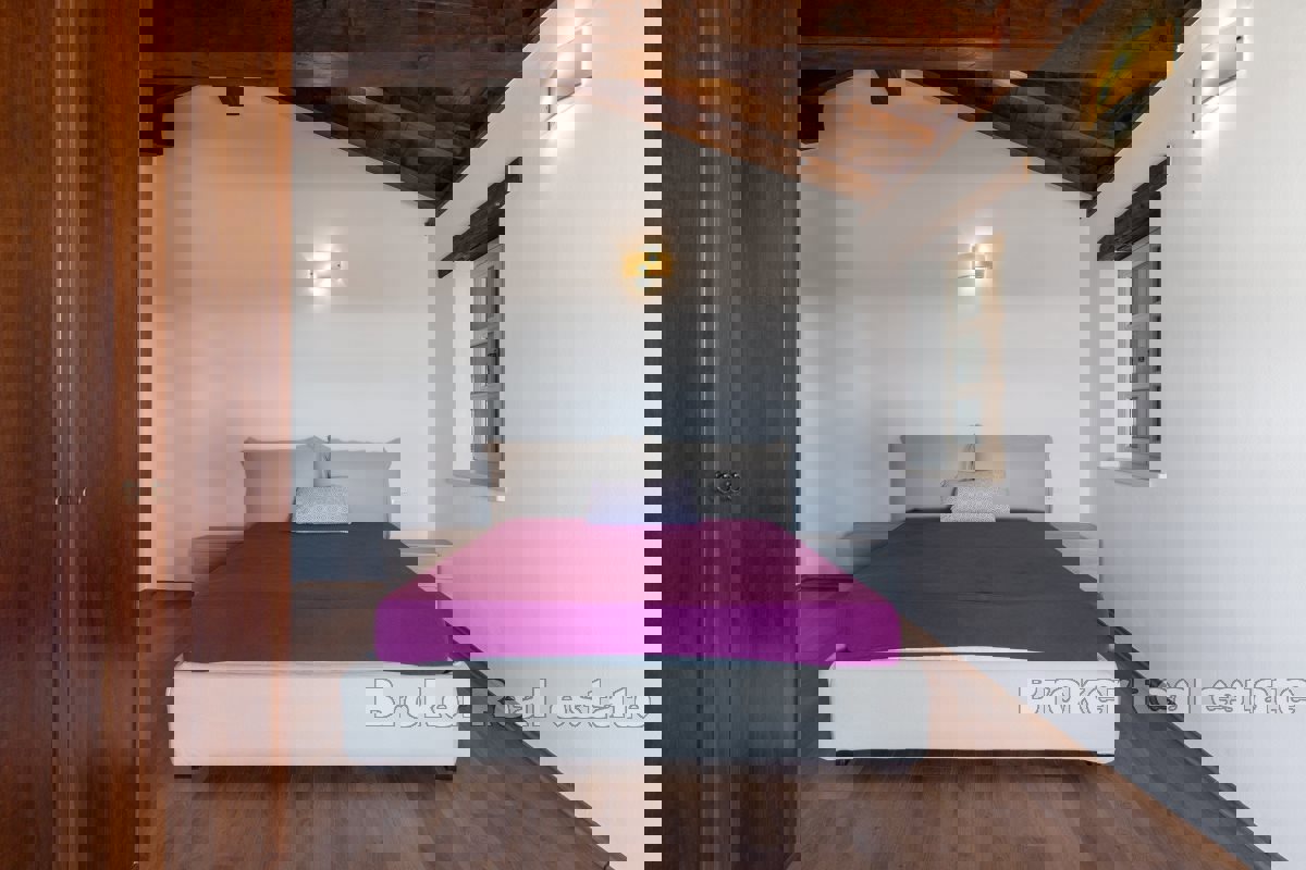 Incantevole casa in pietra con piscina