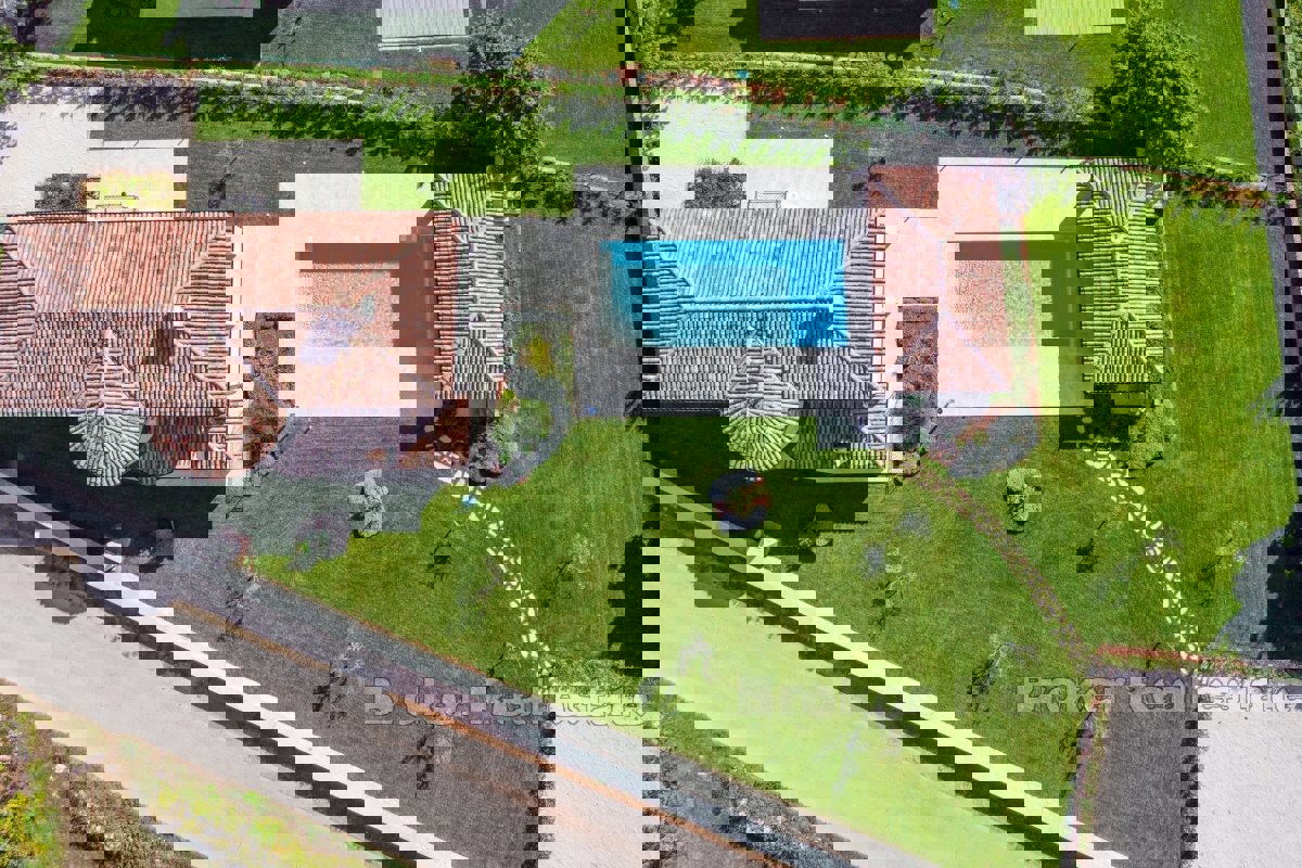 Incantevole casa in pietra con piscina