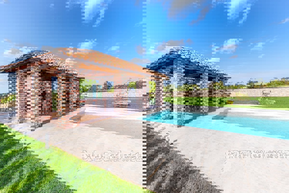 Incantevole casa in pietra con piscina