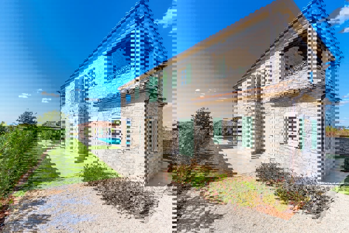 Incantevole casa in pietra con piscina