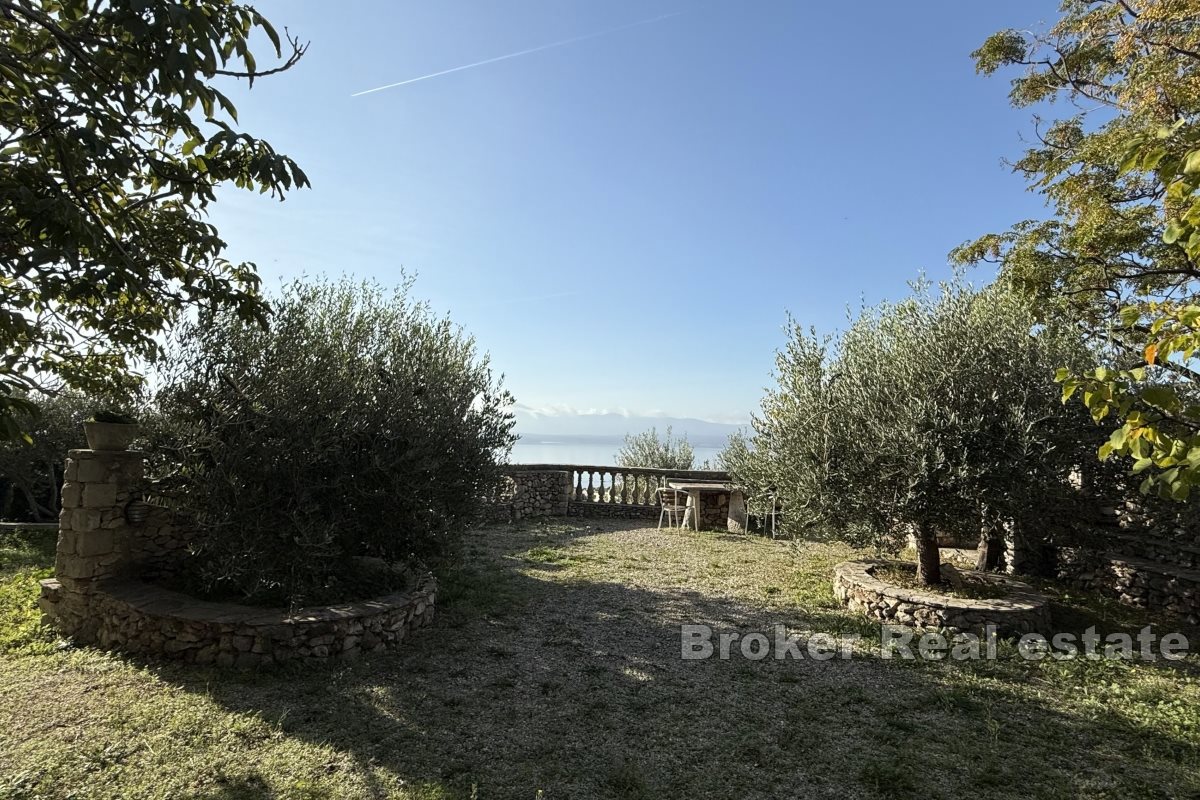 Terreno agricolo unico con un edificio e una splendida vista sul mare