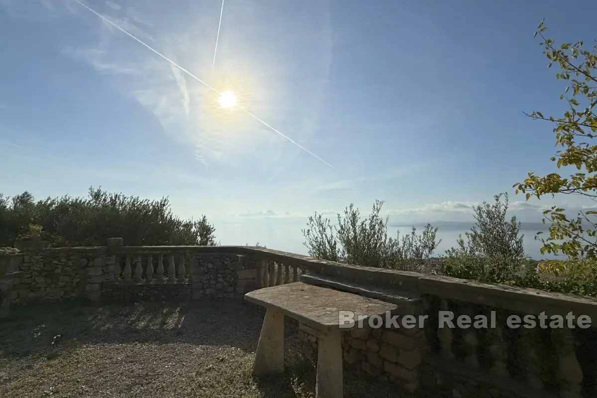 Terreno agricolo unico con un edificio e una splendida vista sul mare