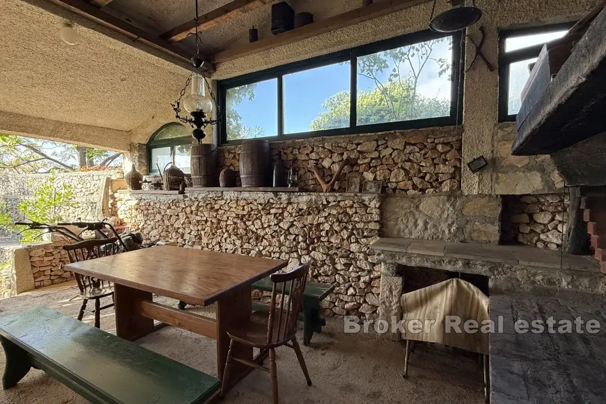 Terreno agricolo unico con un edificio e una splendida vista sul mare