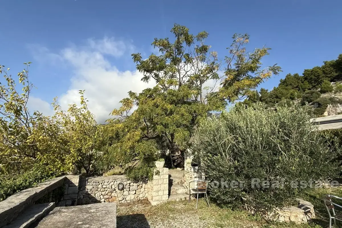 Terreno agricolo unico con un edificio e una splendida vista sul mare