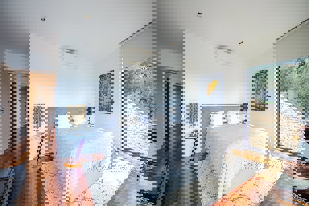 Villa con piscina sul mare