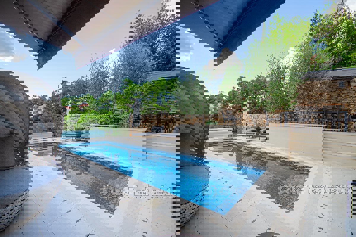 Villa con piscina sul mare