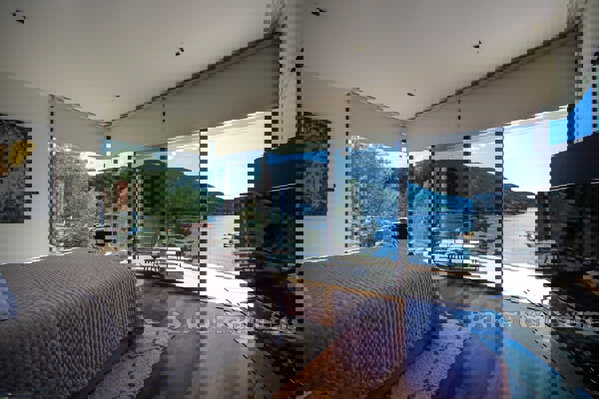 Villa con piscina sul mare