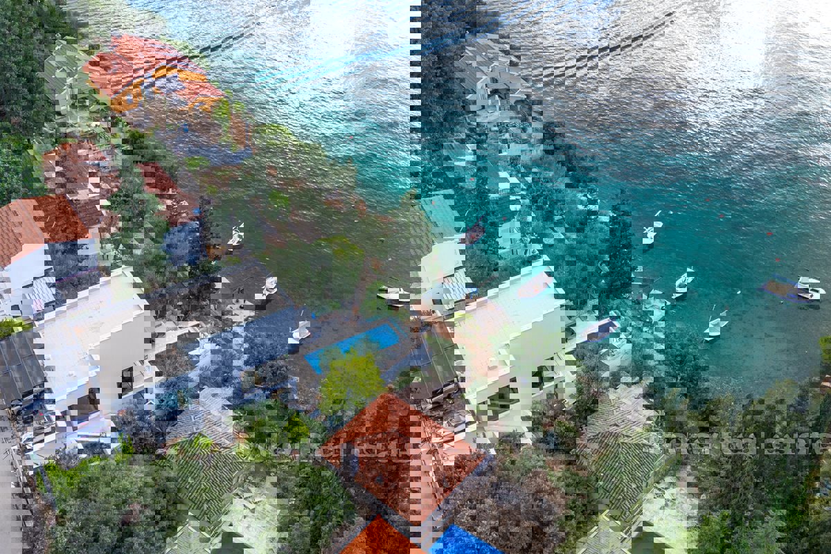 Villa con piscina sul mare