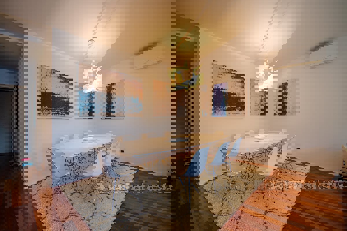 Villa con piscina sul mare