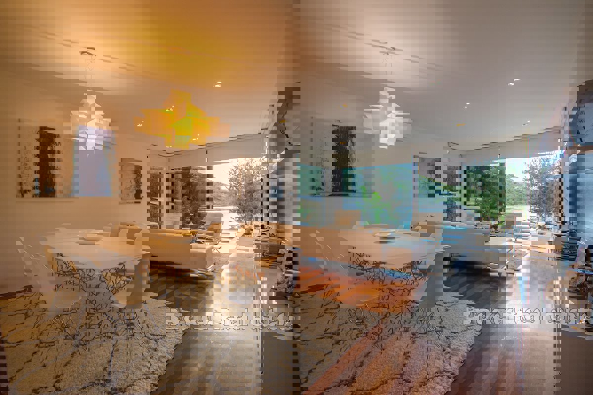 Villa con piscina sul mare