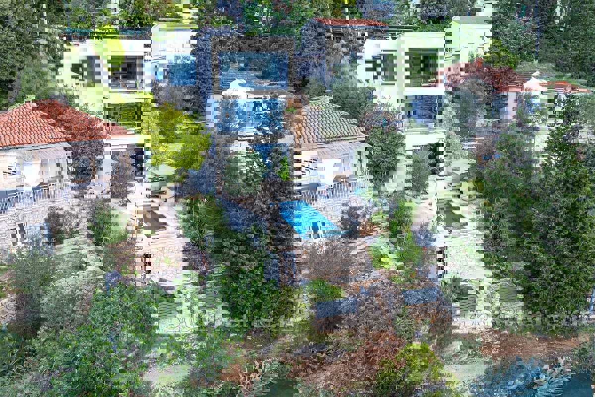 Villa con piscina sul mare