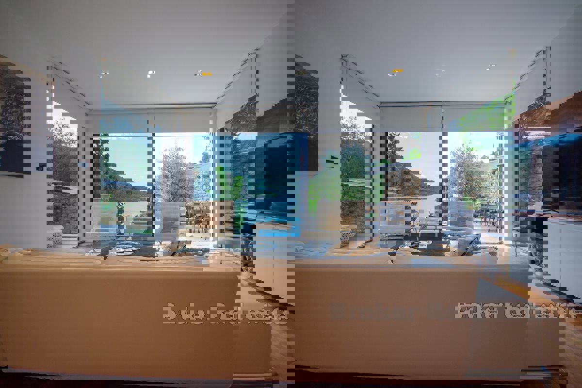 Villa con piscina sul mare