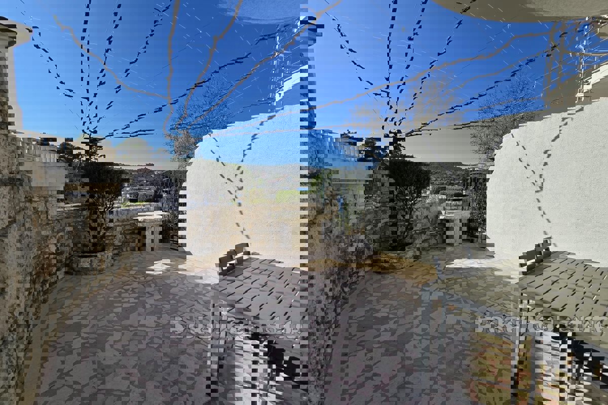 Casa in prima fila sul mare con due appartamenti