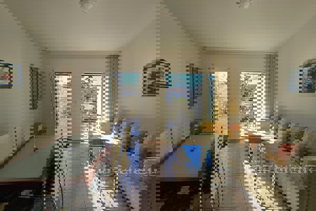 Casa in prima fila sul mare con due appartamenti