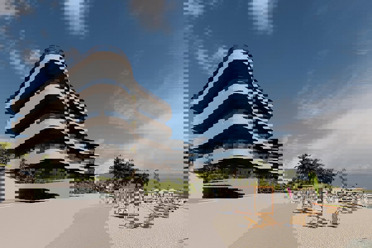 Appartamento in un nuovo edificio in prima fila sul mare