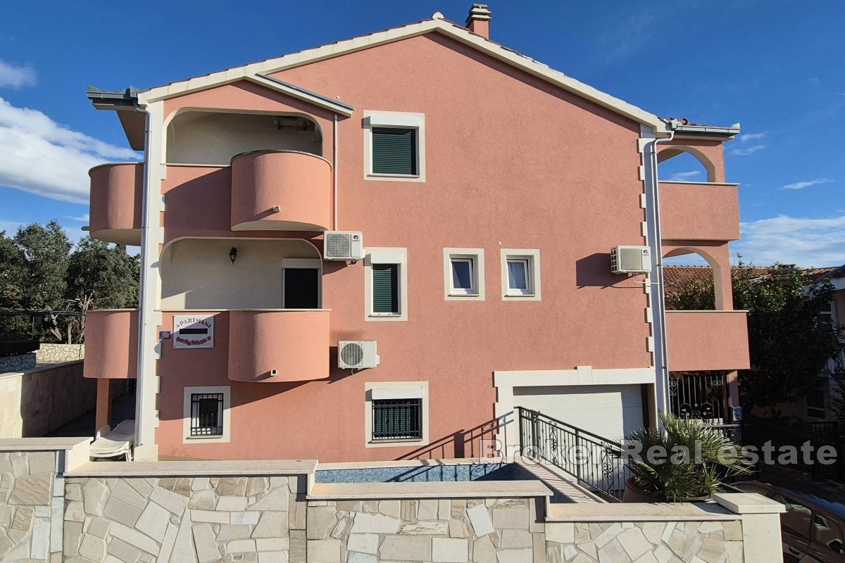 Casa con appartamenti con vista mare