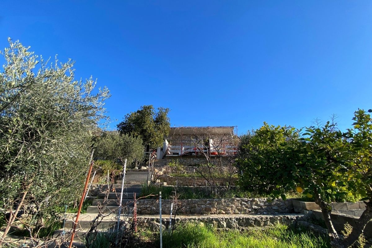 Casa indipendente su un piano con vista aperta sul mare