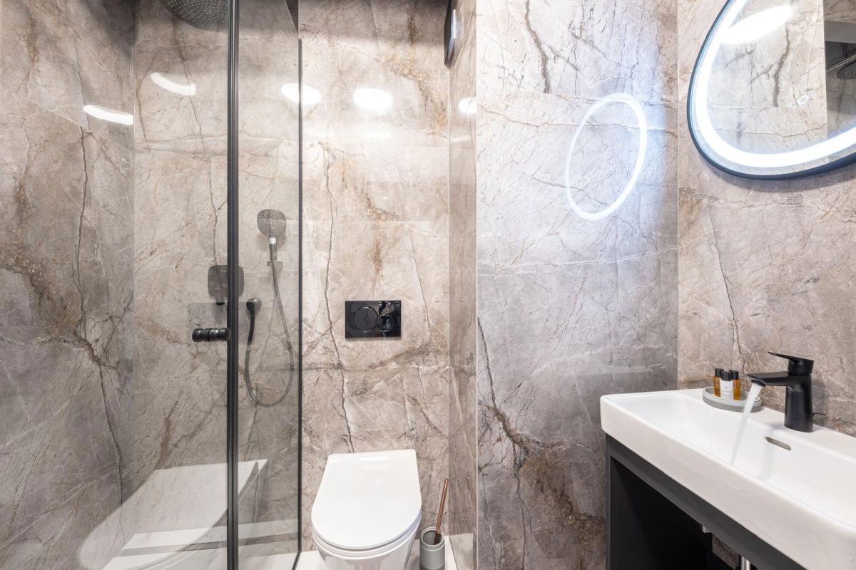 Villa moderna con piscina e vista mare