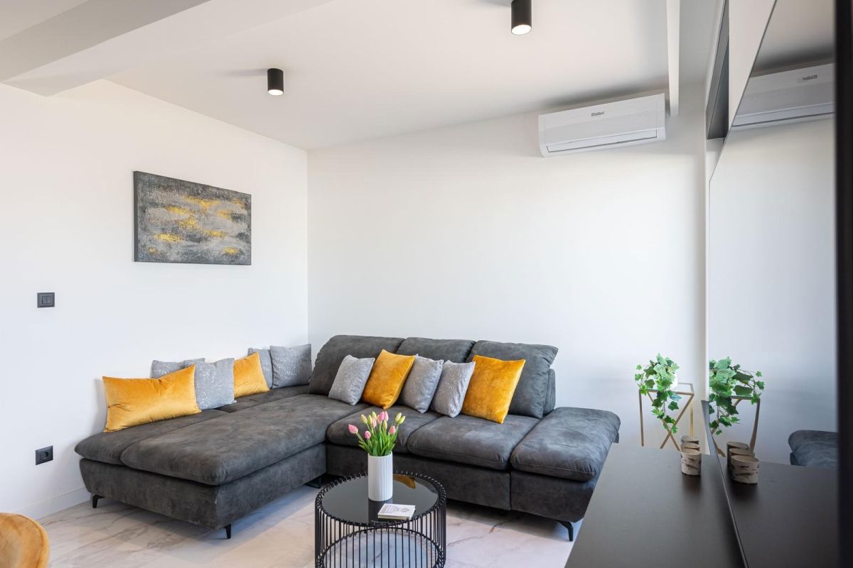 Villa moderna con piscina e vista mare