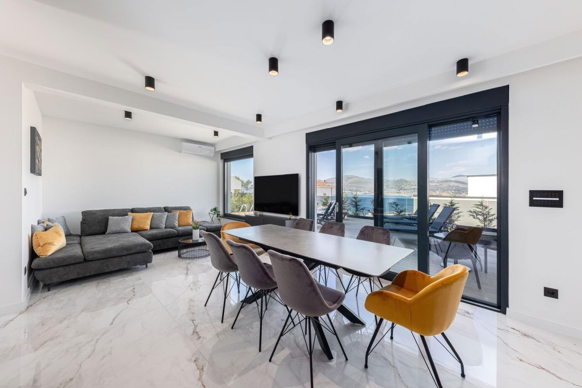 Villa moderna con piscina e vista mare