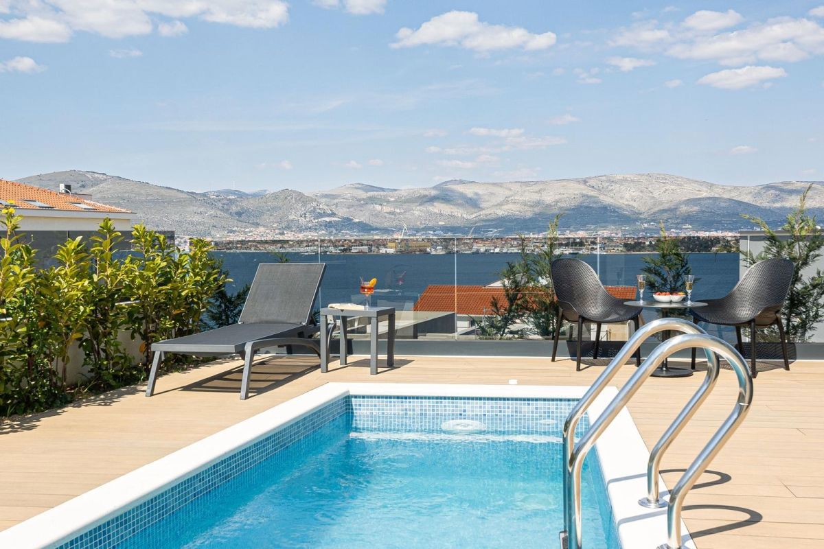 Villa moderna con piscina e vista mare