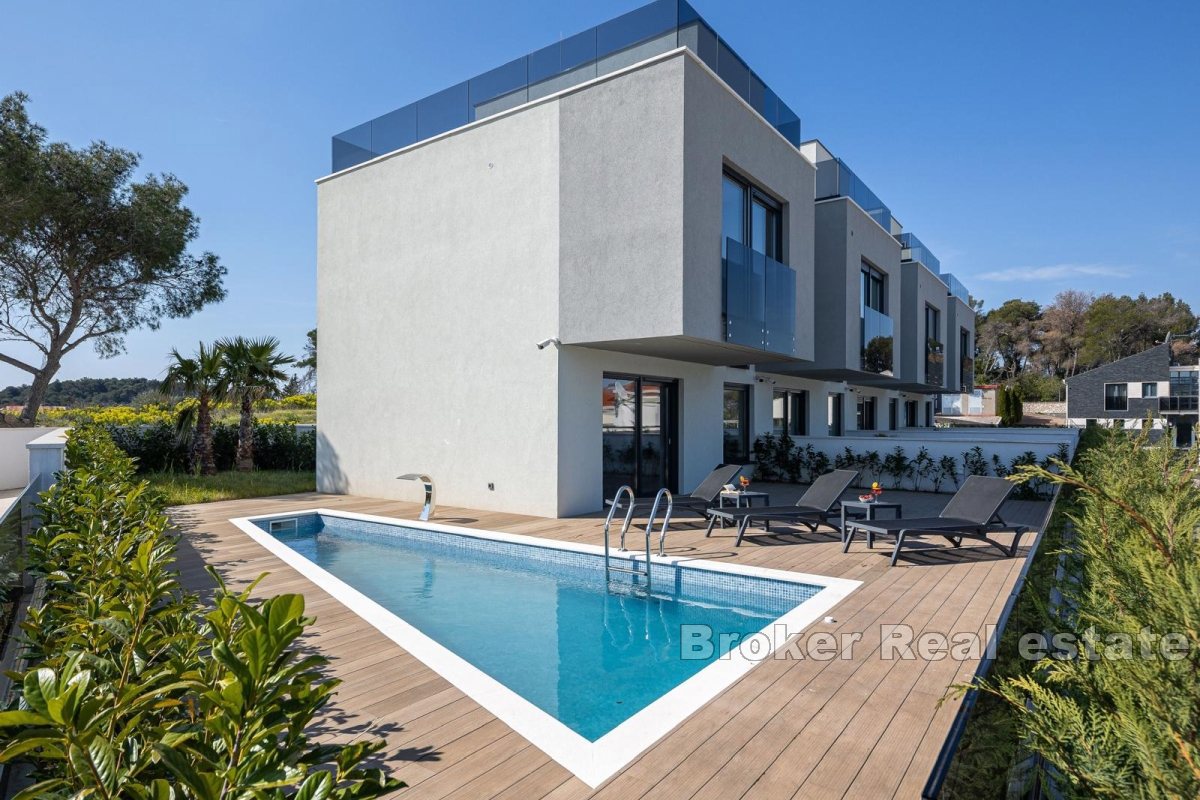 Villa moderna con piscina e vista mare