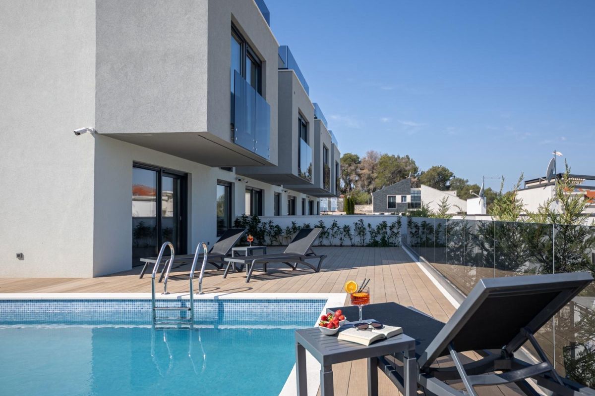 Villa moderna con piscina e vista mare