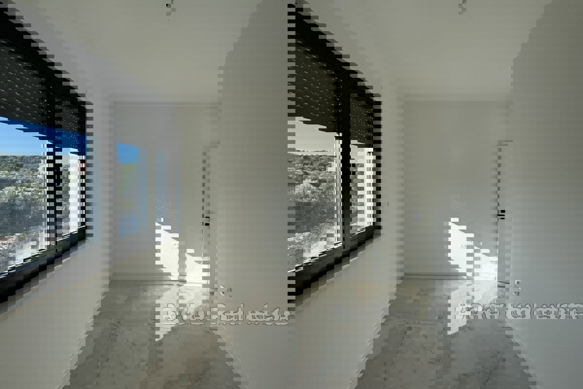 Attico moderno con vista mare