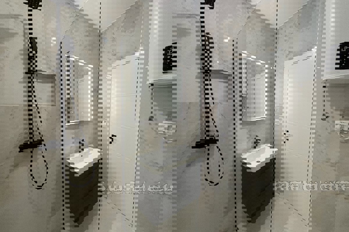 Attico moderno con vista mare