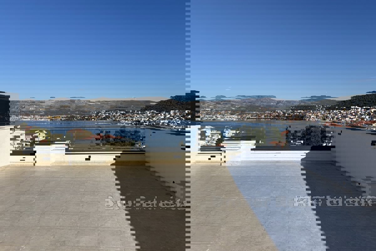 Attico moderno con vista mare