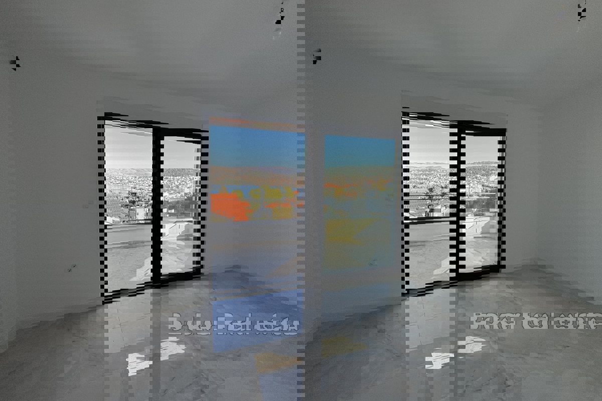 Attico moderno con vista mare